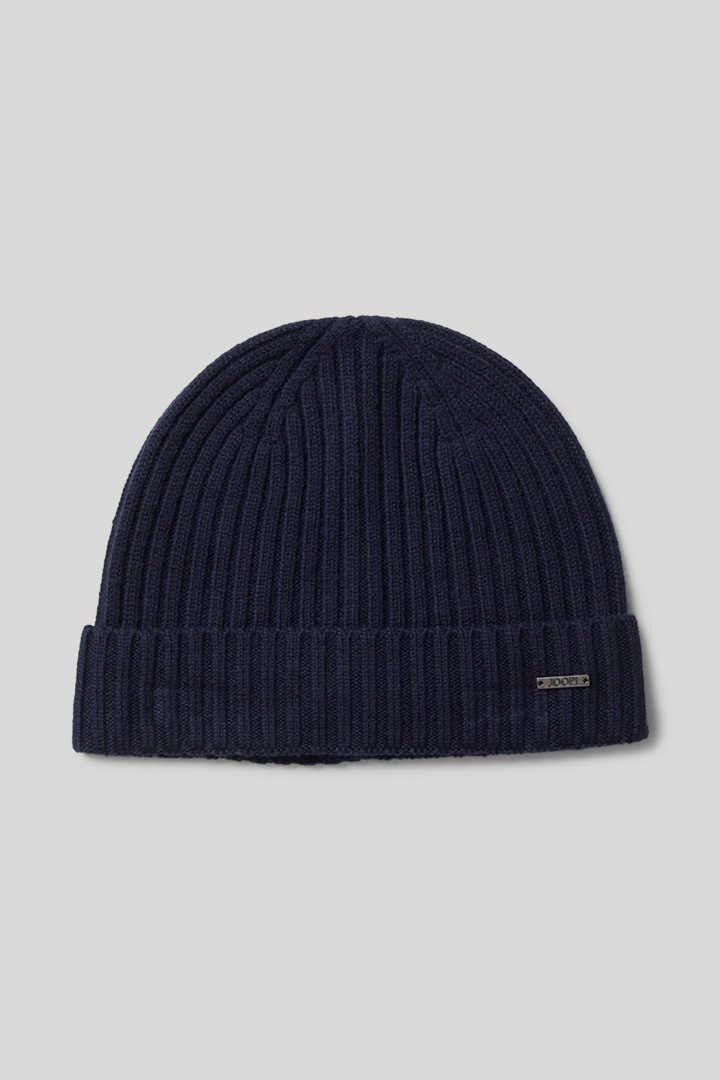 Leads to product detail page "Francis Beanie in Navy"