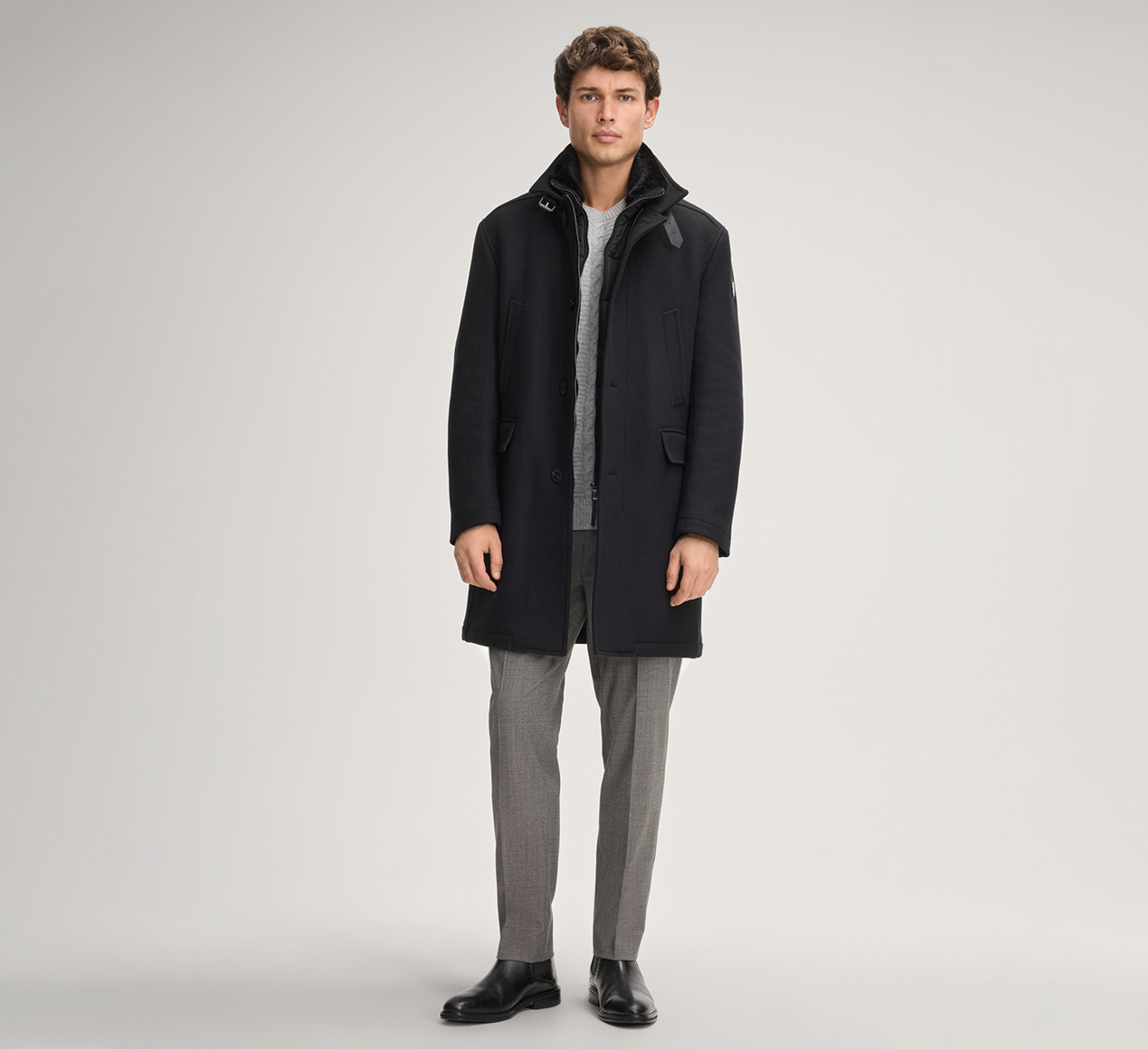 JOOP! präsentiert das Produkt Mantel Mikos in Schwarz aus der Kategorie Mäntel