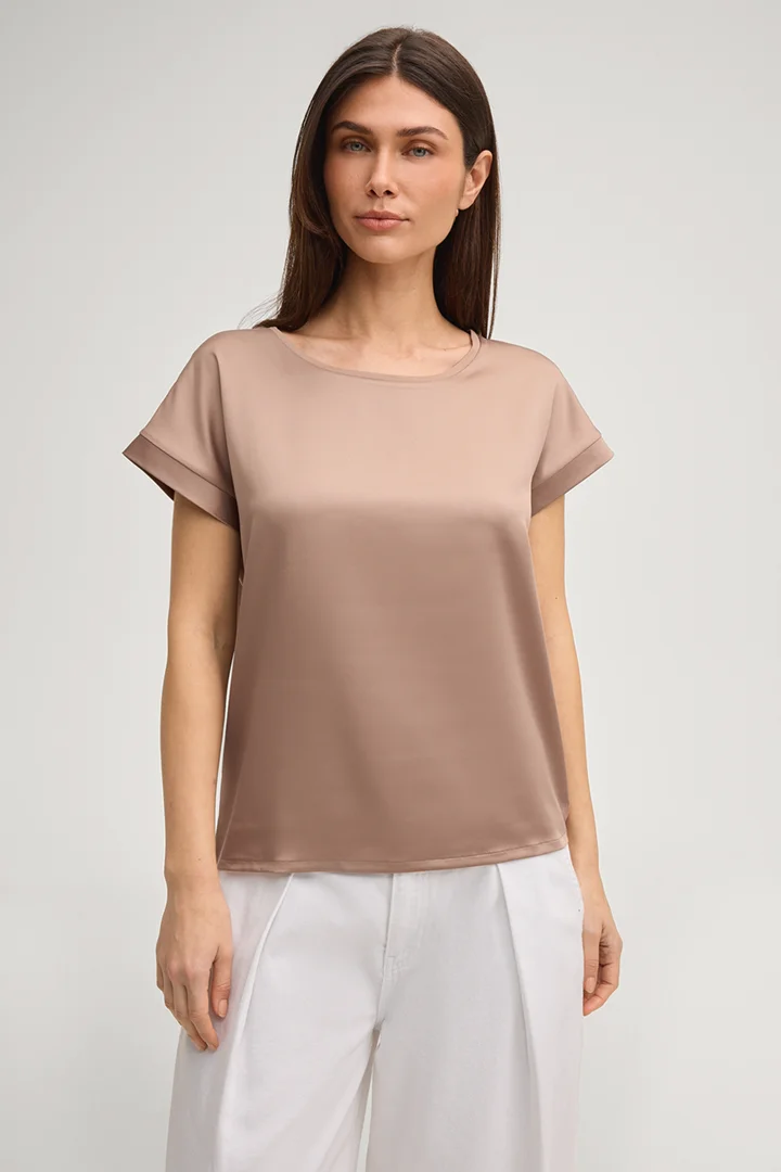 Leads to product detail page "Taila T-shirt in Light Brown"