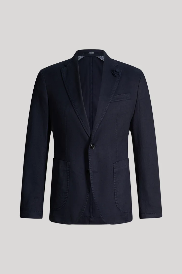 Leads to product detail page "Hoverest jacket in navy"