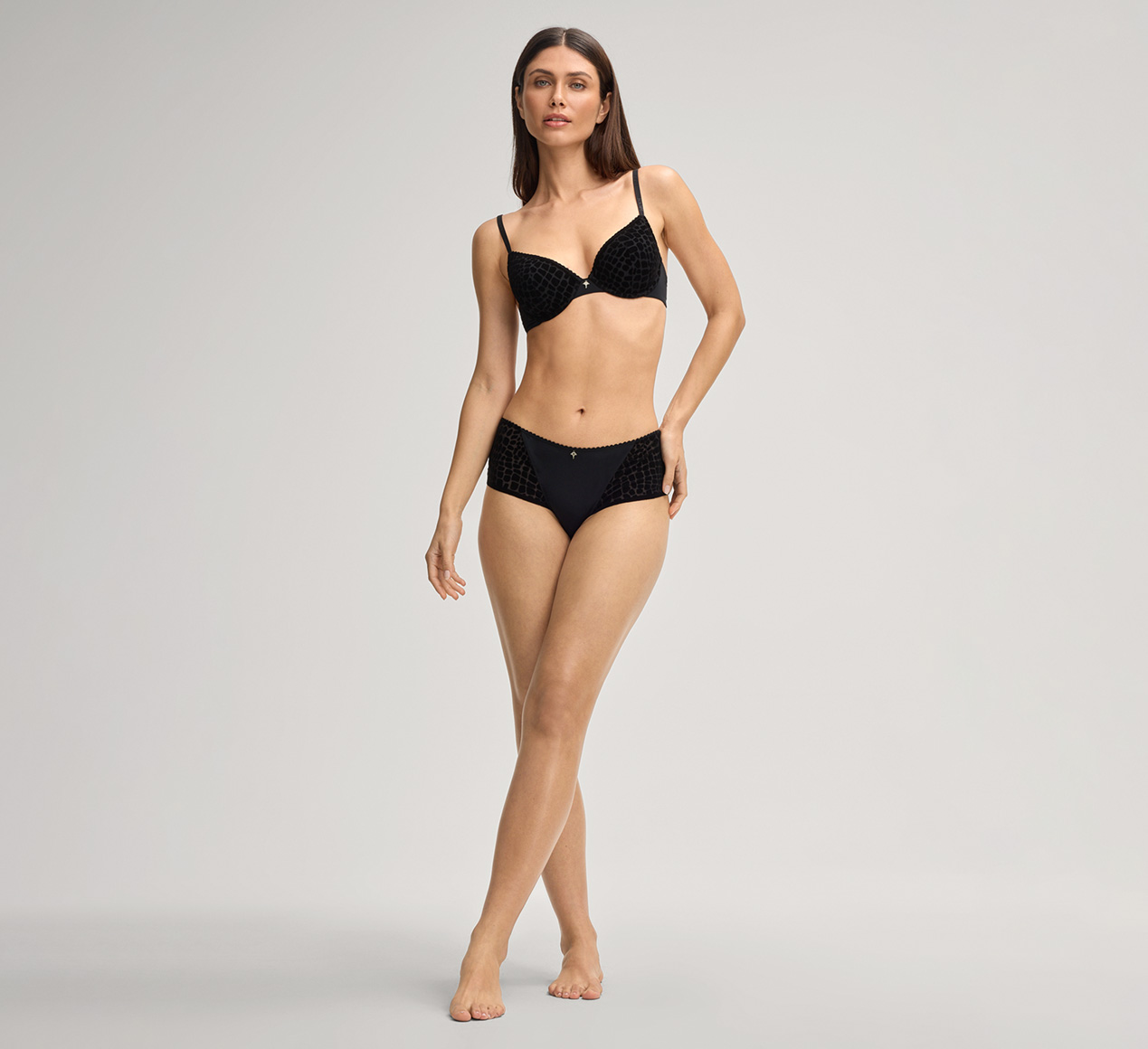 JOOP! präsentiert das Produkt T-Shirt-BH in Schwarz aus der Kategorie Unterwäsche