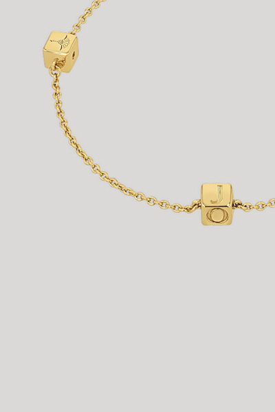 Führt zu Produktdetailseite „Armband mit Logo-Charms in Gold"