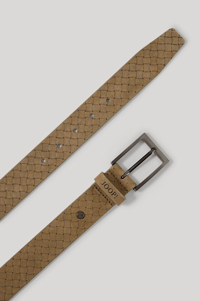 Leads to product detail page "Light brown leather belt"