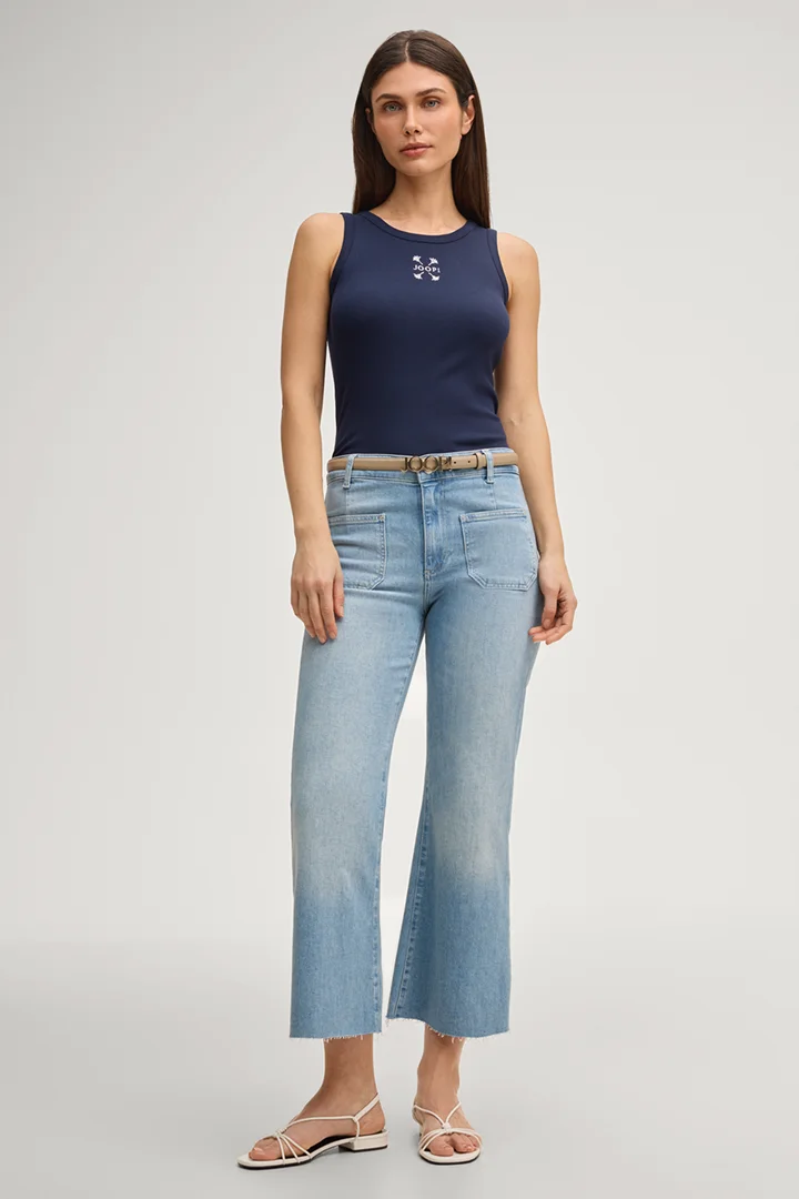 Leads to product detail page "Top in navy"