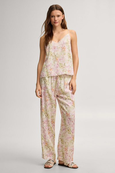 Leads to product detail page "Loungewear top camisole in cream/rose floral"