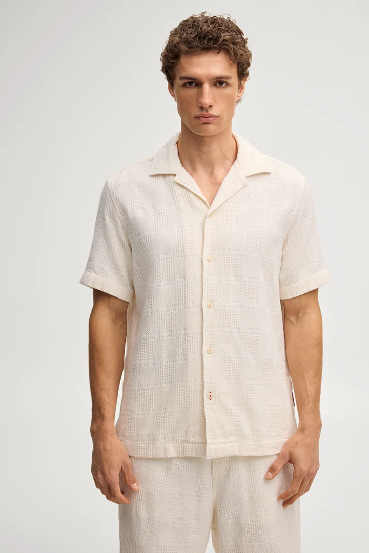 Leads to product detail page "Hanau short-sleeved shirt in off-white with a pattern"