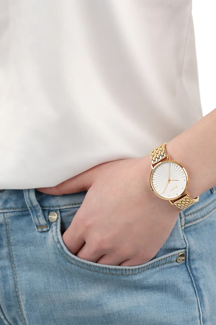 Leads to product detail page "Women's gold wristwatch"