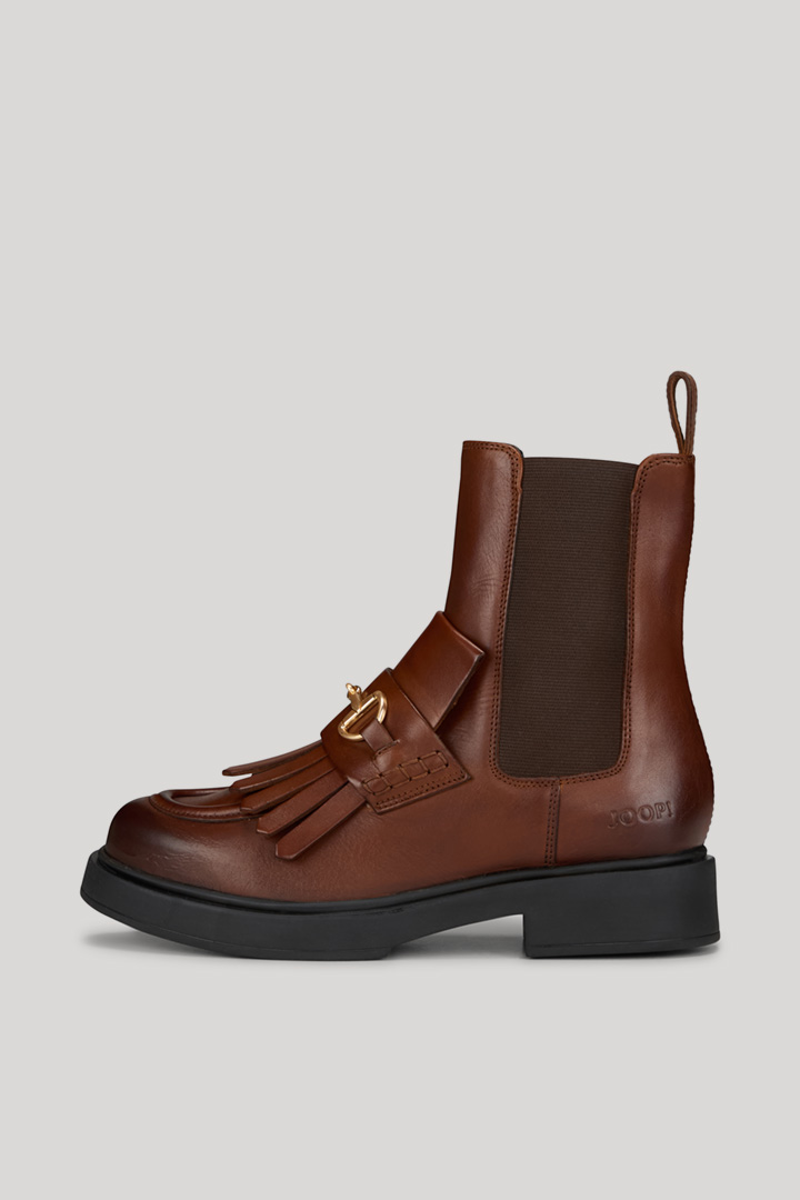 Leads to product detail page "Unico Mia Boots in Brown"