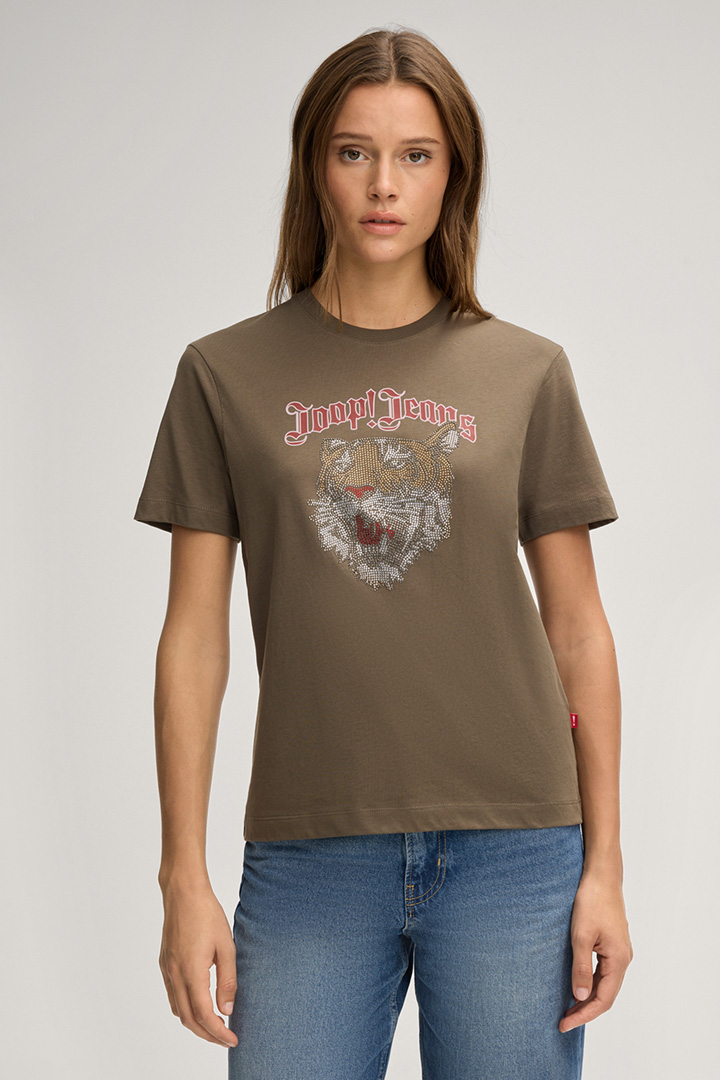 Leads to product detail page "Tanasia T-shirt in Khaki"