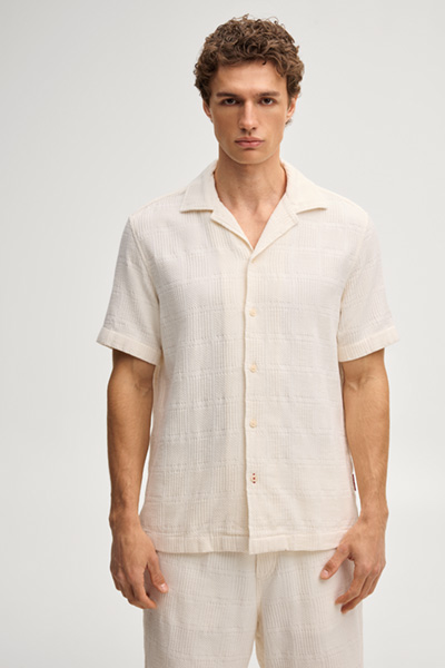 Leads to product detail page "Hanau short-sleeved shirt in off-white with a pattern"