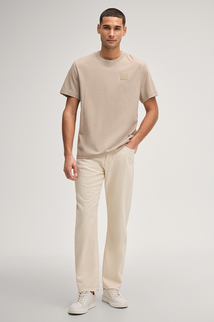 Leads to product detail page "Rae jeans in off-white"