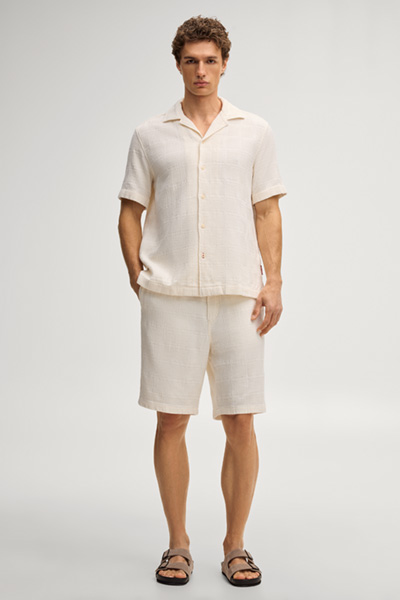 Leads to product detail page "Hanau short-sleeved shirt in off-white with a pattern"