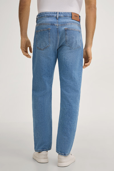 Leads to product detail page "Rae jeans in light blue"