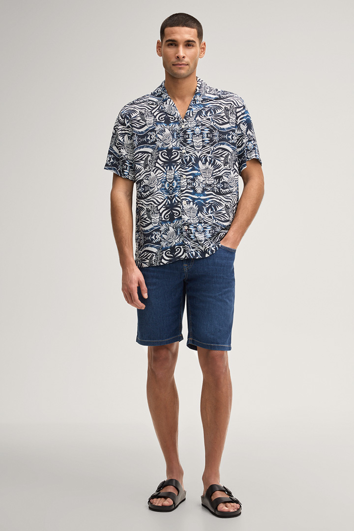 Leads to product detail page "Hanes short-sleeved shirt in blue/white pattern"