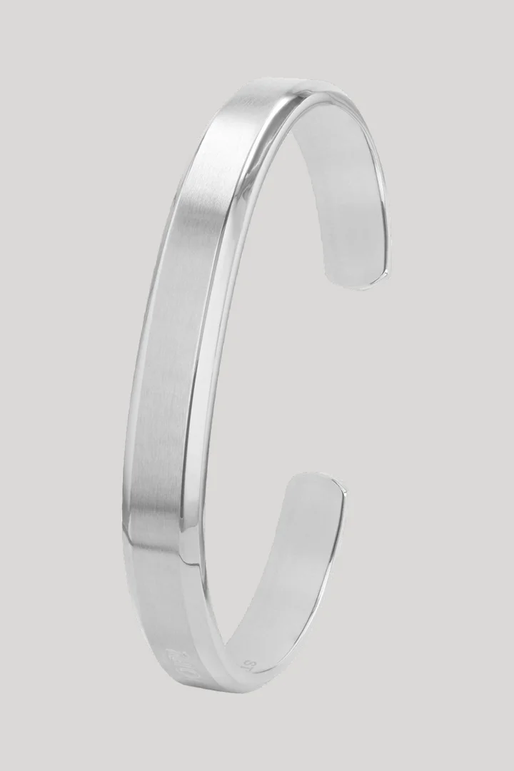 Leads to product detail page "Stainless steel bangle in silver"