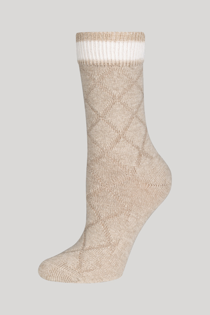 Leads to product detail page "Socks in Beige"