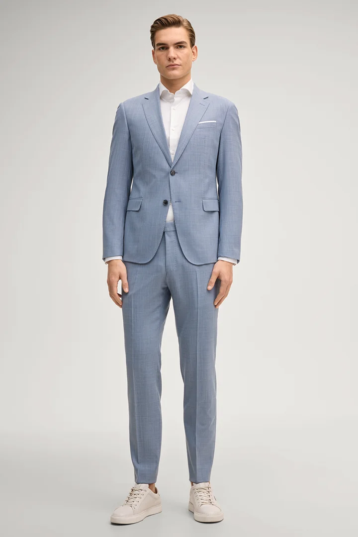 Leads to product detail page "Herby-Blayr suit in pastel blue"