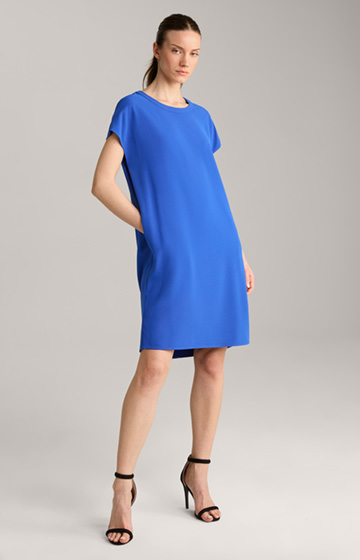 Sukienka krepowa w kolorze niebieskim