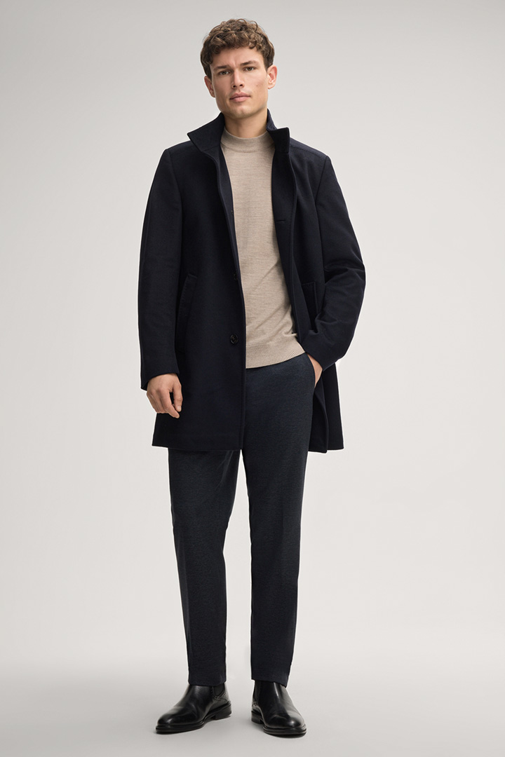 Leads to product detail page "Hank Chinos in Navy"