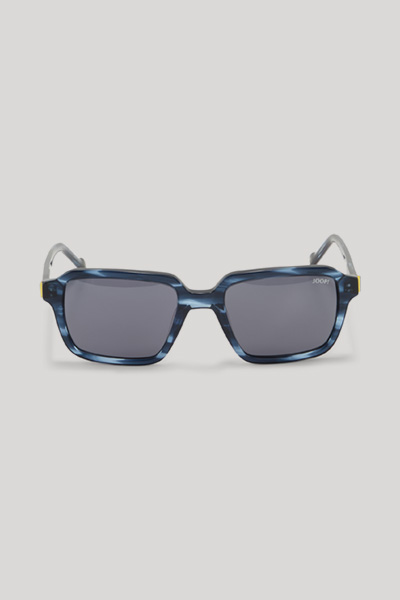 Leads to product detail page "Blue sunglasses"