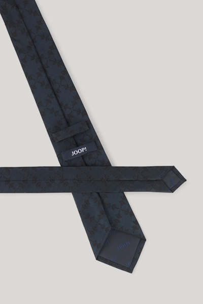 Leads to product detail page "Cornflower Navy patterned tie"