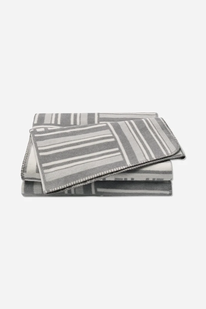 Leads to product detail page "Joop! weave throw 150x200 cm, silver"