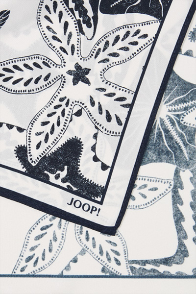 Leads to product detail page "White patterned pocket square"