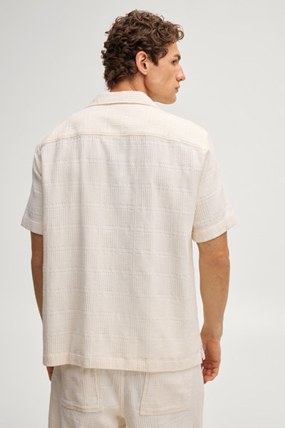 Leads to product detail page "Hanau short-sleeved shirt in off-white with a pattern"