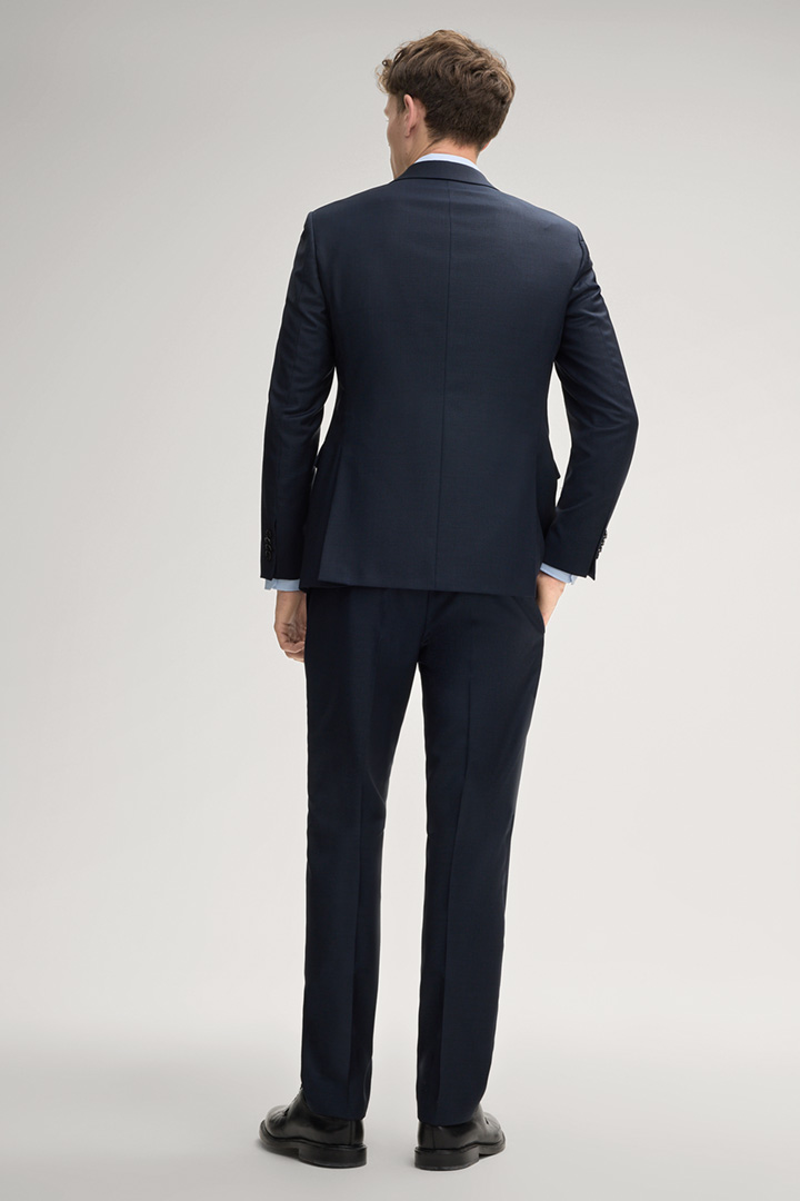 Leads to product detail page "Finch-Brad Suit in Navy"