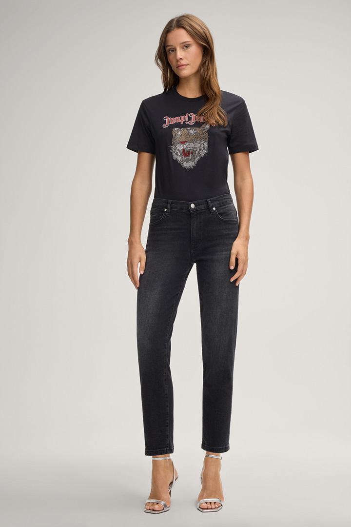 Leads to product detail page "Tanasia T-shirt in Black"