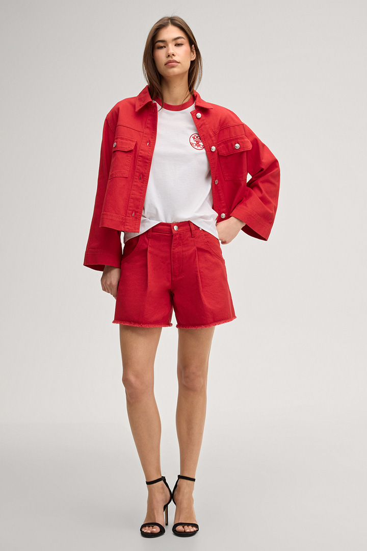 Leads to product detail page "Tordis T-shirt in White/Red"