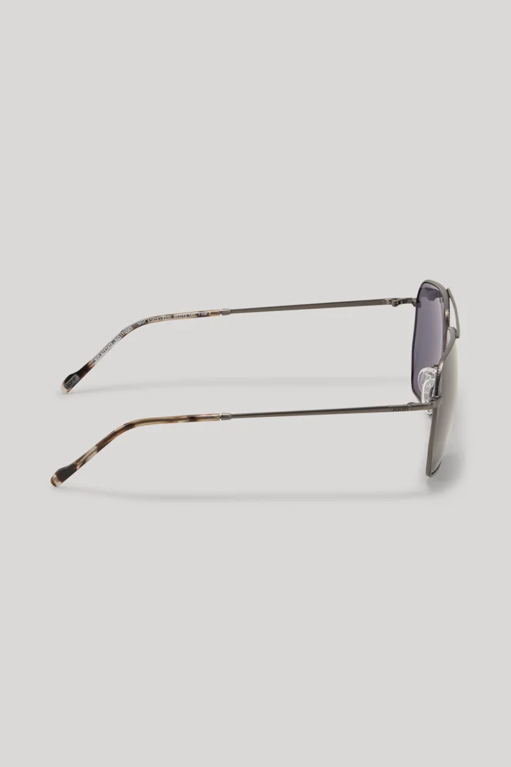 Leads to product detail page "Grey sunglasses"