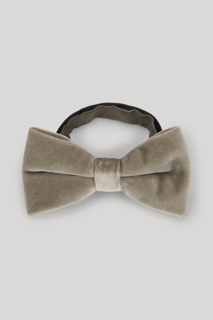 Führt zu Produktdetailseite „Samt-Fliege in Silbergrau"