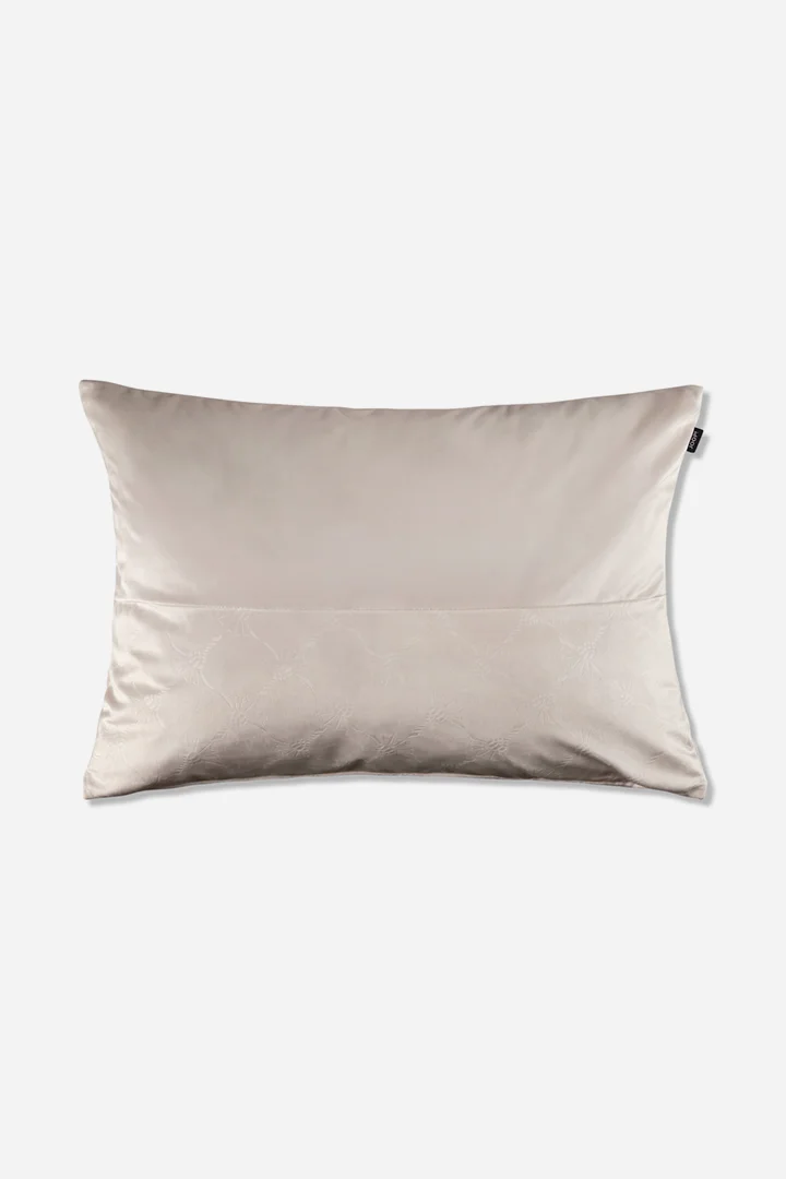 Leads to product detail page "Decorative cushion"