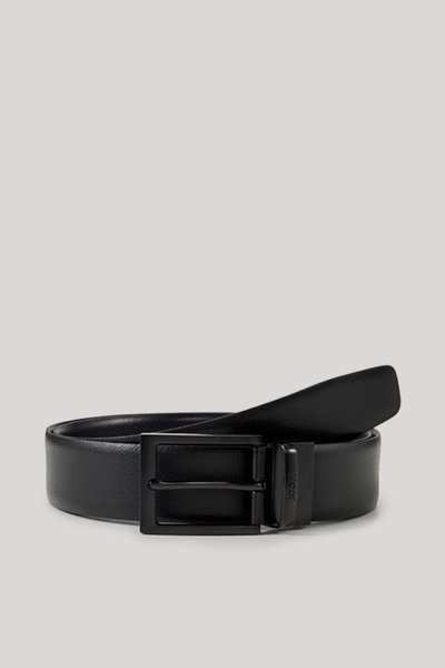 Leads to product detail page "Navy leather belt"