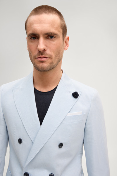 Leads to product detail page "Heazy-Rennet suit in light blue"