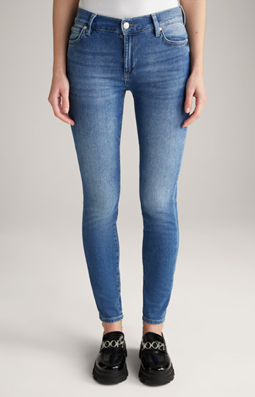 Jeans in a Medium Blue Washed Look