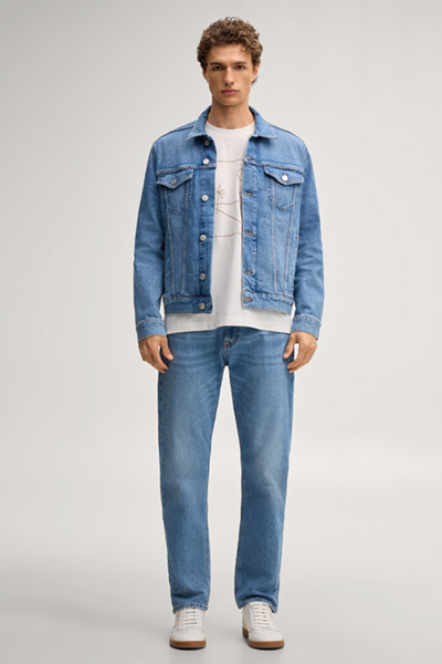 Leads to product detail page "Rae jeans in light blue"