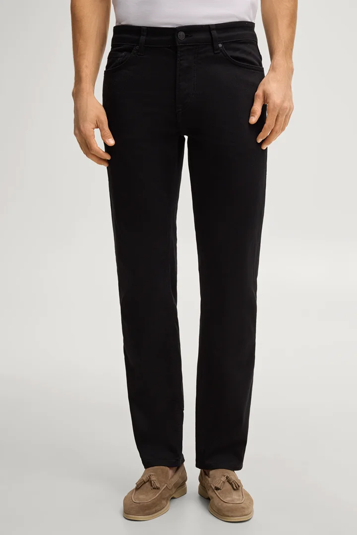 Leads to product detail page "Mitch Jeans in Black"