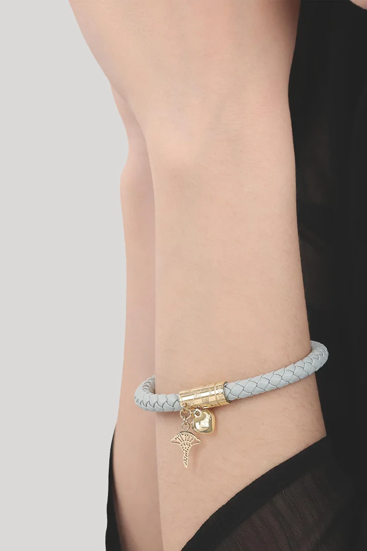 Führt zu Produktdetailseite „Armband aus Leder mit Logo-Herz-Anhänger in Hellgrau/Gold"