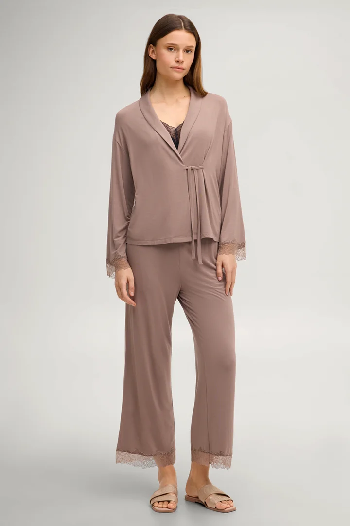 Leads to product detail page "Loungewear Cardigan Grace in brown"