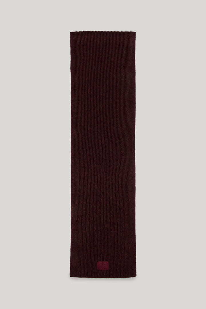Leads to product detail page "Knitted Scarf in Bordeaux"
