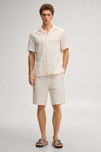 Leads to product detail page "Riv bermuda shorts in off-white"