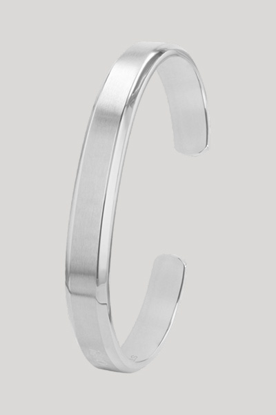 Leads to product detail page "Stainless steel bangle in silver"