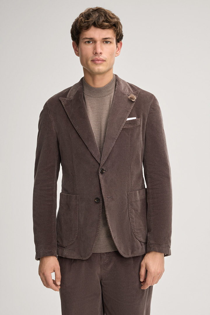 Leads to product detail page "Hedvin Jacket in Brown"