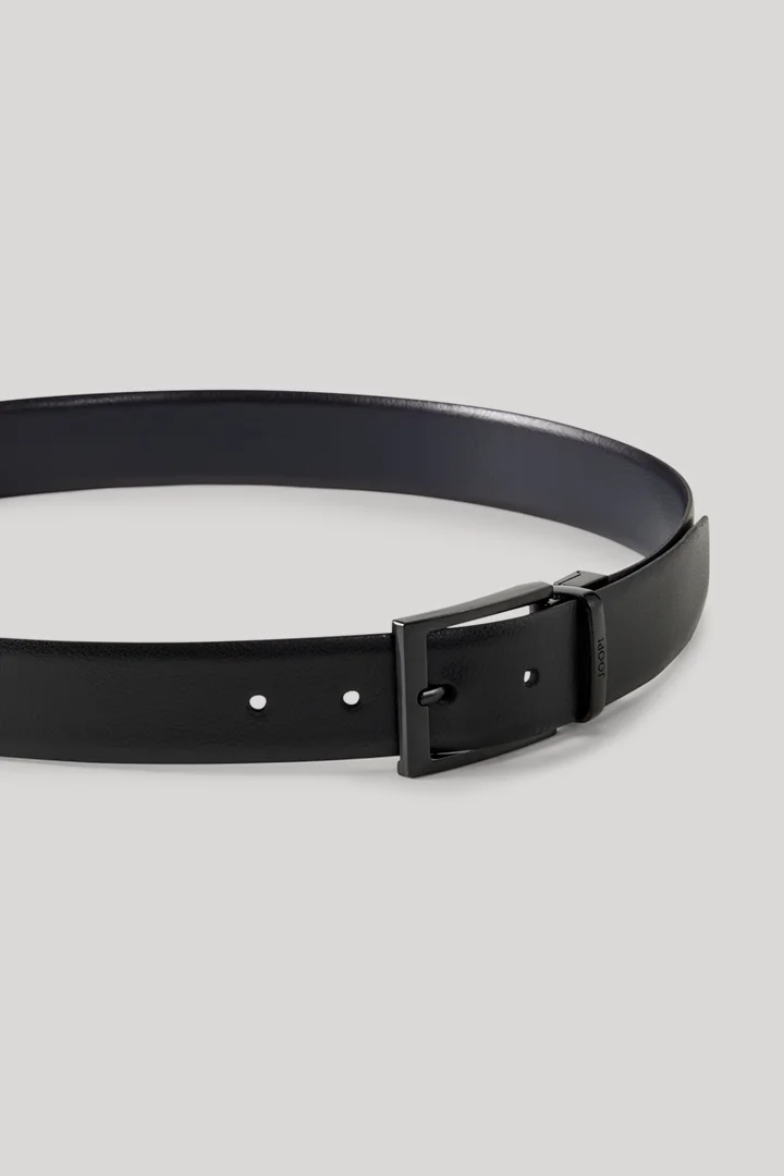 Leads to product detail page "Navy leather belt"