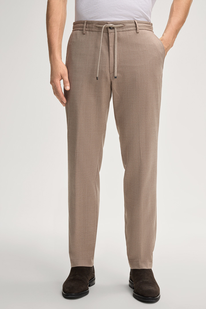 Leads to product detail page "Sake Chinos in Light Beige"