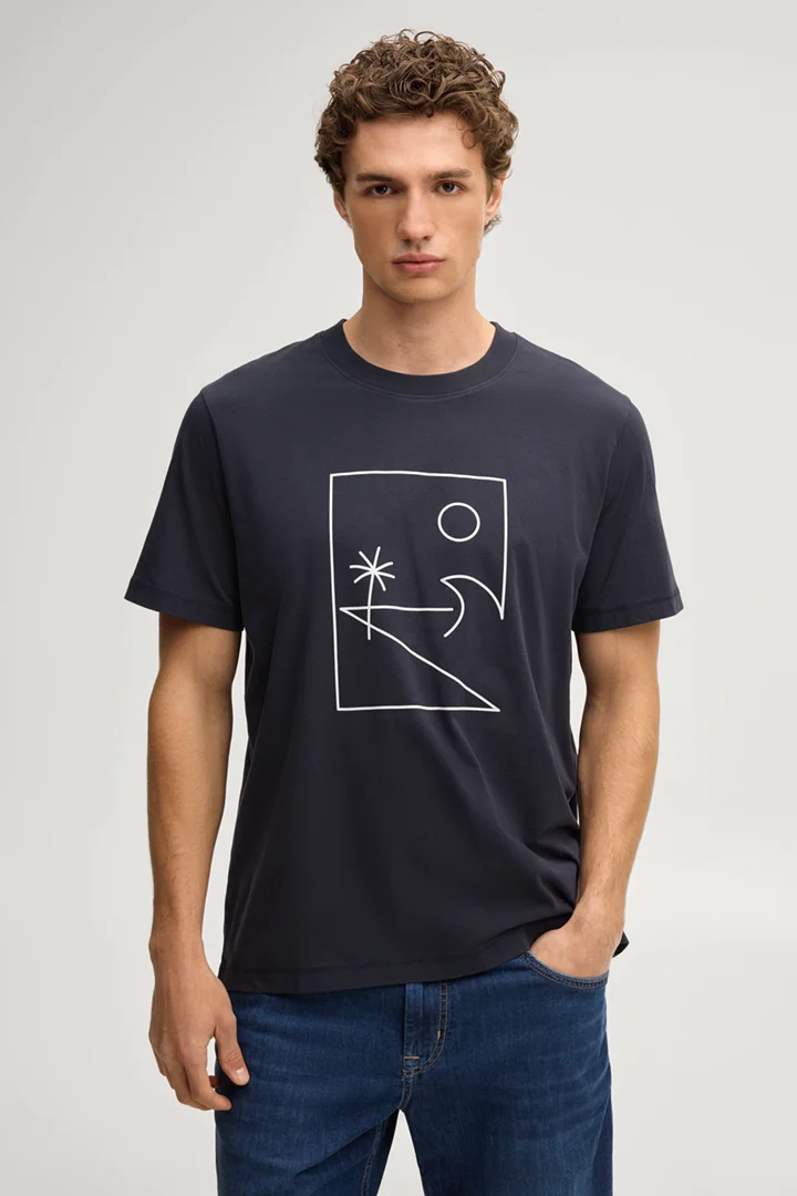 Leads to product detail page "Makoa T-shirt in navy"