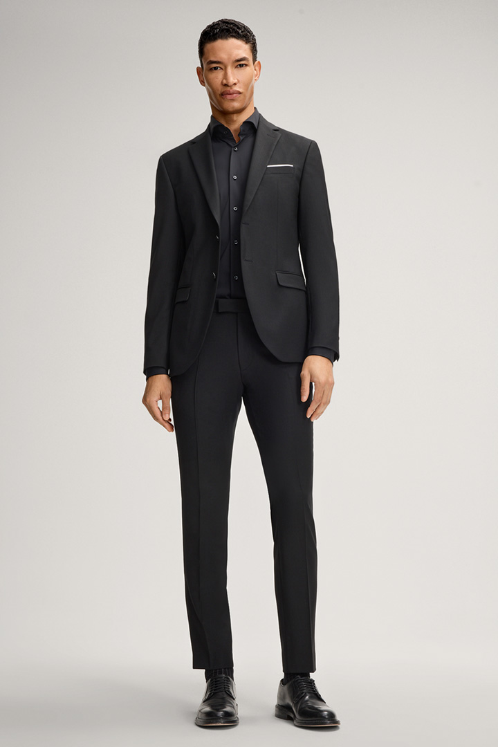 Leads to product detail page "Pai functional shirt in black"