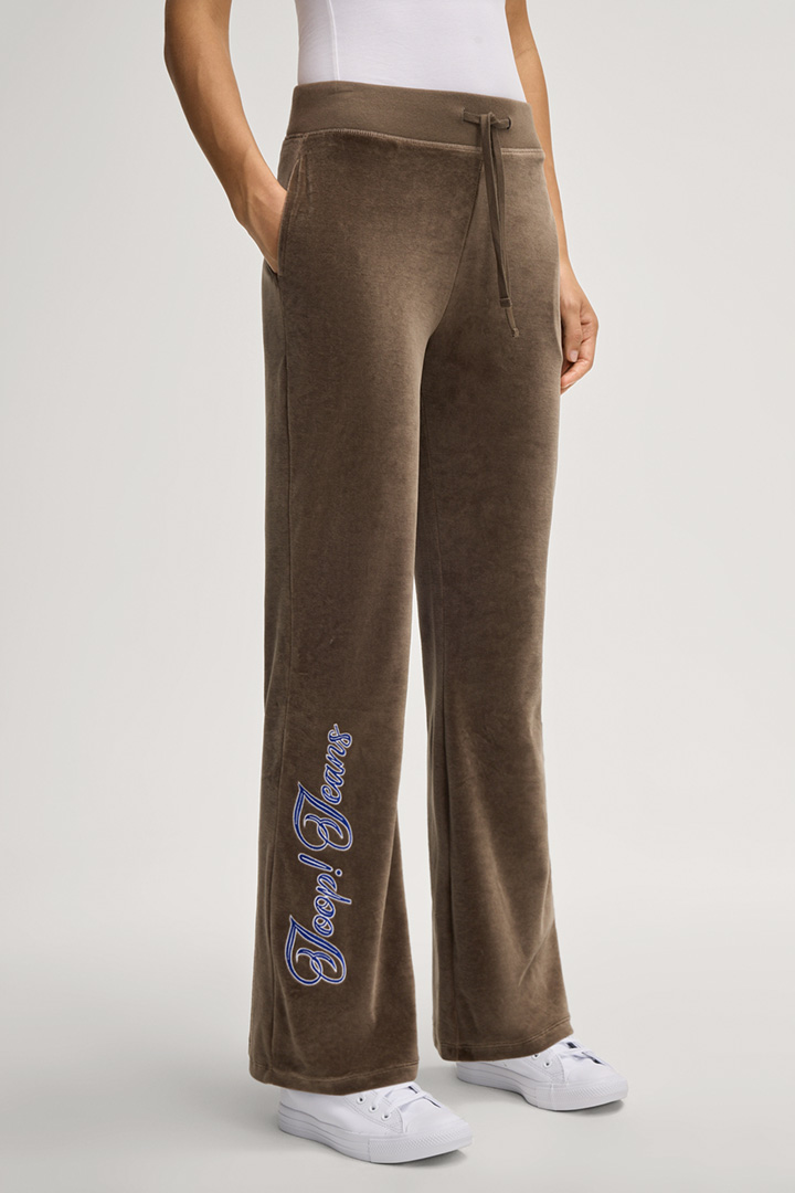 Leads to product detail page "Trixa Jogging Pants in Olive"